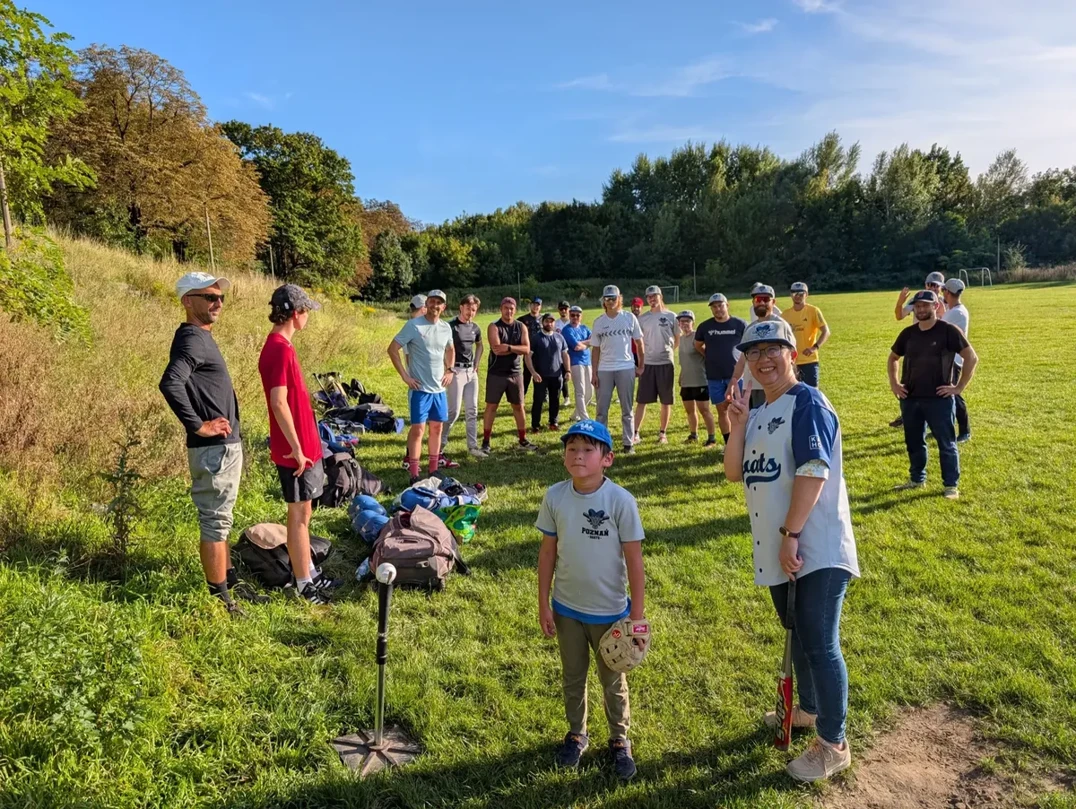Entrenamiento de béisbol Goats Poznań - niños y adultos en el campo