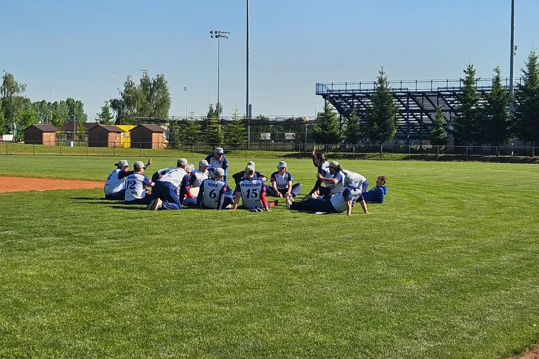 Entrenamiento de béisbol Goats Poznań - niños y adultos en el campo